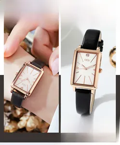 Gros plan sur la montre rectangulaire en or rose avec cadran blanc et bracelet en cuir noir