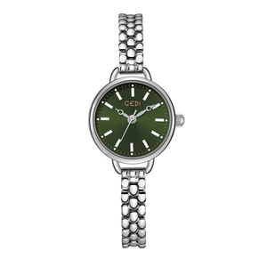 Montre à quartz femme avec bracelet à perles argentées et cadran vert sur fond blanc