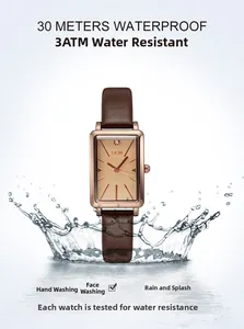 Gros plan d'une montre à quartz vintage carrée montrant l'étanchéité 3ATM avec des éclaboussures d'eau