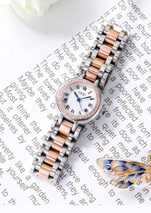 Gros plan d'une montre de luxe pour femme avec lunette en strass et affichage de la date