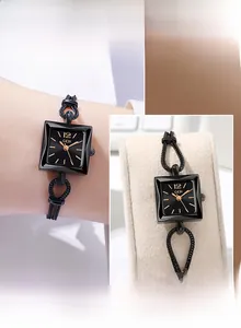 Detailopname van zwart vierkant horloge met stijlvolle touwarmband om de pols van de vrouw