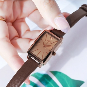 Montre quartz rectangulaire vintage pour femme avec boîtier or rose et bracelet en cuir brun