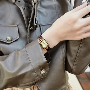 Orologio da donna vintage con cassa quadrata dorata e cinturino in pelle marrone a coccodrillo