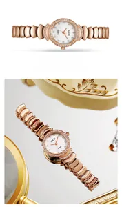 Détail d'une montre à quartz or rose avec lunette en strass et bracelet texturé
