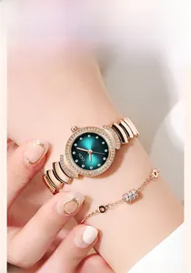 Gros plan d'une montre en or rose avec cadran vert et bracelet à perles assorti