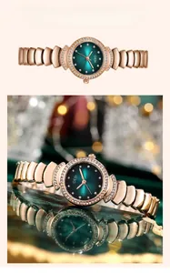 Gros plan d'une montre or rose avec cadran vert émeraude et index en zircons