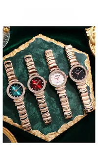Gros plan de montres à quartz de luxe en vert, rouge, blanc et noir avec lunette en strass