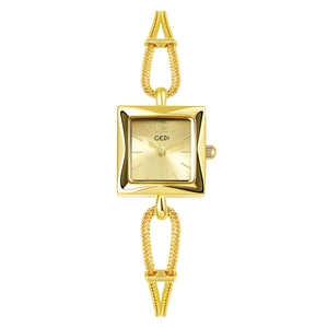 Detail van elegant gouden vierkant horloge met unieke gevlochten metalen armband