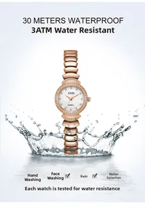 Gros plan d'une montre en or rose avec strass et éclaboussures d'eau pour l'étanchéité 3ATM