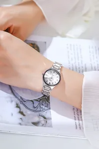Montre à quartz minimaliste pour femme avec cadran argenté et date au poignet