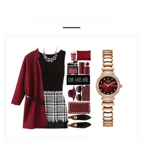 Montre en or rose avec cadran rouge assortie à une tenue élégante bordeaux