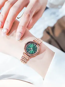 Détail d'une montre à quartz or rose avec cadran émeraude et index en cristal au poignet