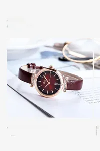 Details einer Uhr mit rotem Sonnenstrahl-Zifferblatt und roségoldenem Diamantgehäuse