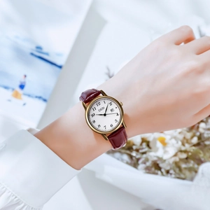 Orologio al quarzo minimalista da donna con cassa dorata e cinturino in pelle bordeaux