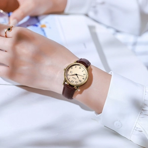 Elegante orologio da donna al quarzo con cassa dorata e cinturino in pelle marrone