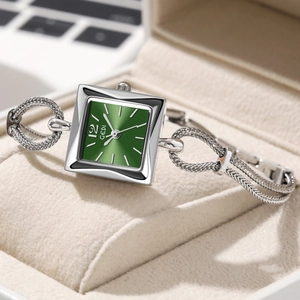 Elegant vierkant dameshorloge met groene sunray wijzerplaat en zilveren mesh armband