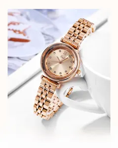 Vue macro d'une montre Gedi or rose avec index en strass et bracelet gourmette chic