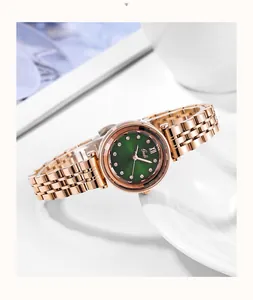 Détail de montre en acier or rose avec cadran vert soleil sur un plateau en céramique