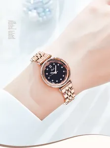Vue détaillée du bracelet en acier or rose et cadran noir avec index en diamant
