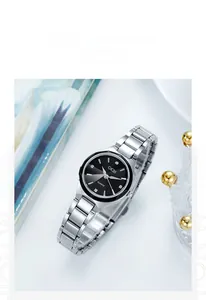 Montre élégante pour femme avec bracelet en acier argenté et cadran noir serti de diamants