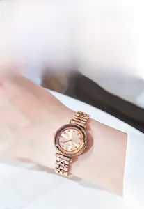 Gros plan sur la montre à quartz or rose avec index diamant et bracelet en métal