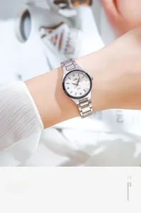 Détail du cadran blanc avec index en strass et bracelet en acier inoxydable argenté