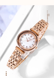Détail d'une montre femme or rose avec cadran en nacre et chiffres romains