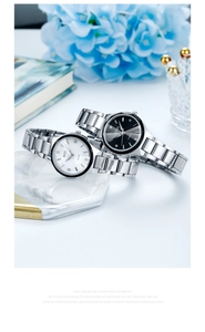 Montres à quartz argentées avec index diamant sur plateau en marbre et fleurs