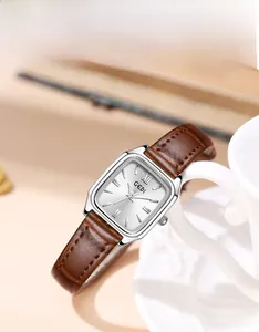 Dettaglio orologio vintage quadrato argento con quadrante soleil e cinturino marrone