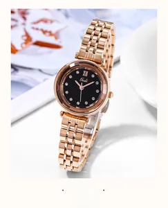 Détail de la montre en acier rose doré avec cadran noir et index en cristal