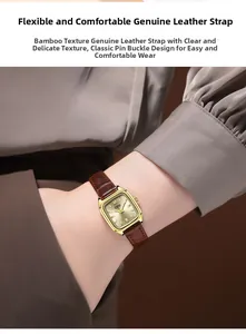 Primo piano dell'orologio quadrato dorato con cinturino in pelle marrone al polso donna