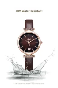 Nahaufnahme der roségoldenen Uhr mit Datum und Wasserspritzern für 3ATM Wasserdichtigkeit