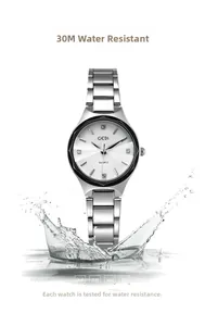 Détail de la montre à quartz étanche avec cadran géométrique et effet éclaboussure