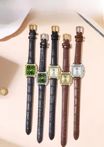Dettaglio ravvicinato di vari orologi al quarzo quadrati vintage con cinturini in pelle