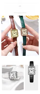 Nahaufnahme der Vintage-Uhr mit römischen Ziffern und Lederarmband auf Seidenstoff