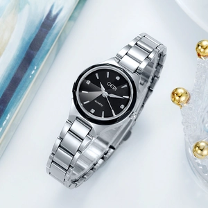 Montre à quartz classique en argent pour femme avec cadran noir et cristaux