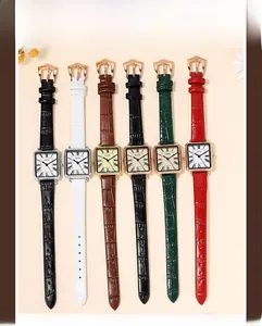 Details von quadratischen Quarzuhren mit Lederarmbändern und Krokoprägung für Damen