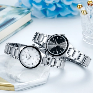 Montre classique en acier inoxydable argenté avec index en cristal sur marbre