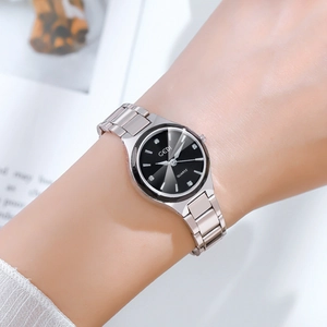 Montre à quartz classique en acier argenté avec cadran noir et index en diamant au poignet