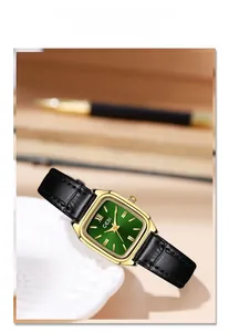 Dettaglio orologio vintage quadrato con quadrante verde soleil e cinturino in pelle