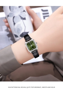 Dettaglio dell'orologio GEDI con quadrante verde sole, cassa rettangolare e cinturino in pelle