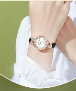 Dettaglio orologio Gedi donna oro rosa con cinturino nero sottile e quadrante in madreperla
