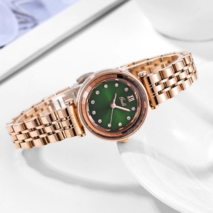 Montre élégante pour femme en or rose avec cadran vert et index en cristal