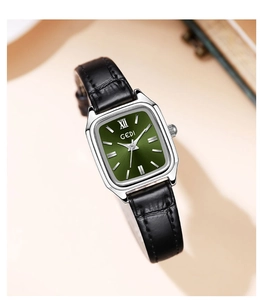 Dettaglio dell'elegante orologio quadrato argento con quadrante verde e cinturino nero