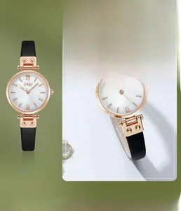 Dettaglio dell'orologio rotondo GEDI con cinturino in pelle nera e quadrante in madreperla