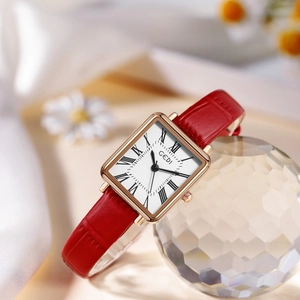 Detailansicht einer roségoldenen rechteckigen Uhr mit eleganten römischen Ziffern