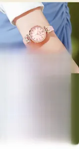 Dettaglio dell'orologio al quarzo GEDI da donna con cinturino rosa e quadrante in madreperla