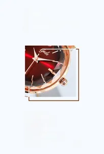 Gros plan détaillé du verre taillé en diamant d'une montre femme en or rose