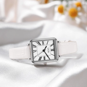 Elegante silberne Quarzuhr mit weißem Zifferblatt und weißem Lederband auf Seide