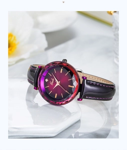 Détail de la montre Gedi avec cadran dégradé violet et surface en verre cristal facetté